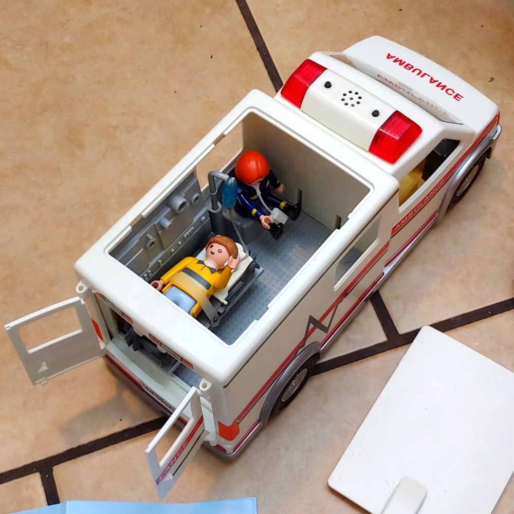 PLAYMOBIL * RESCUE AMBULANCE * NEARLY COMPLETE * SIRENS * LIGHTS ๐ - Picture 10 of 14